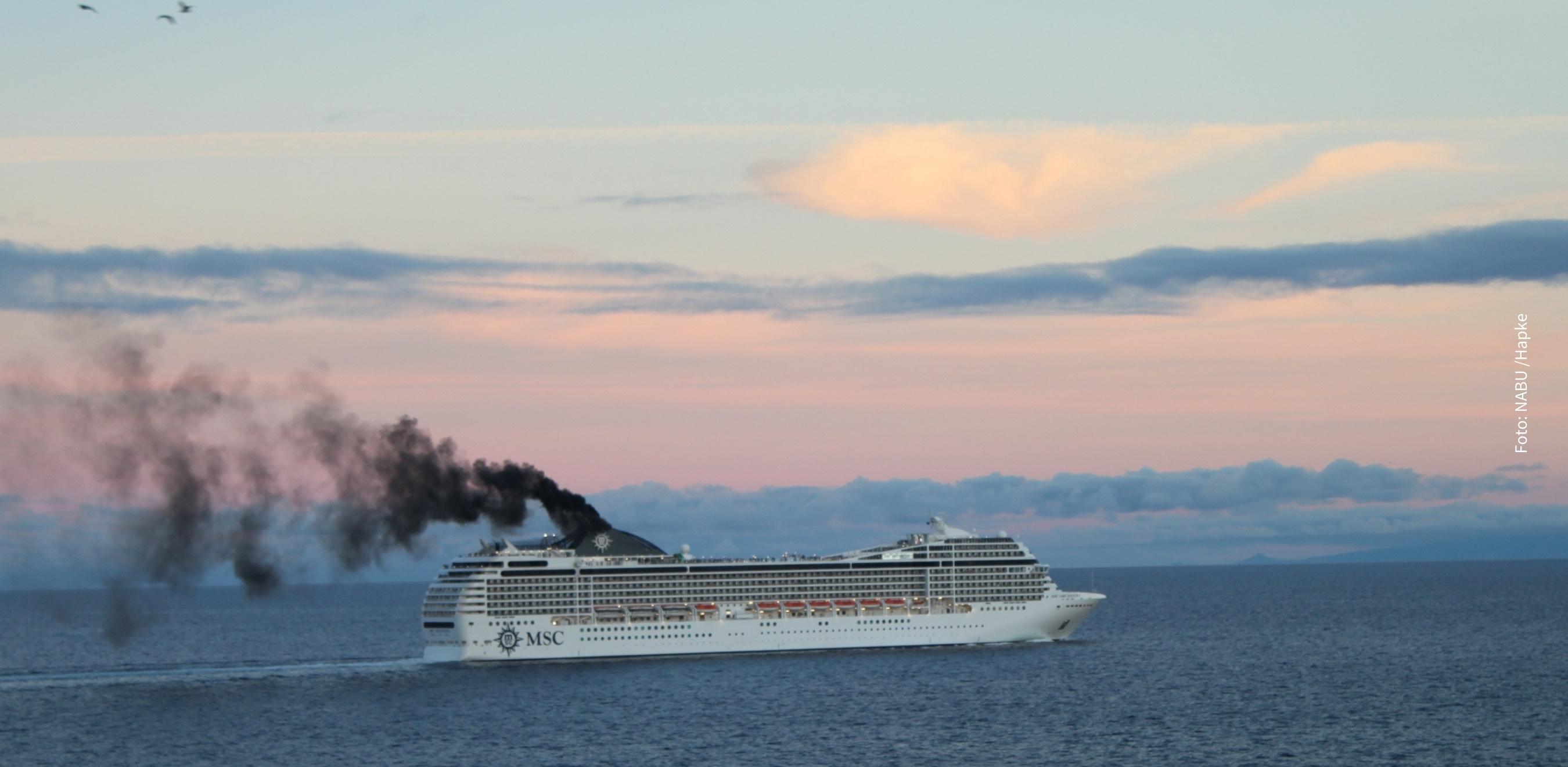 Kreuzfahrtschiff mit Rußwolke - Foto:NABU/Hapke
