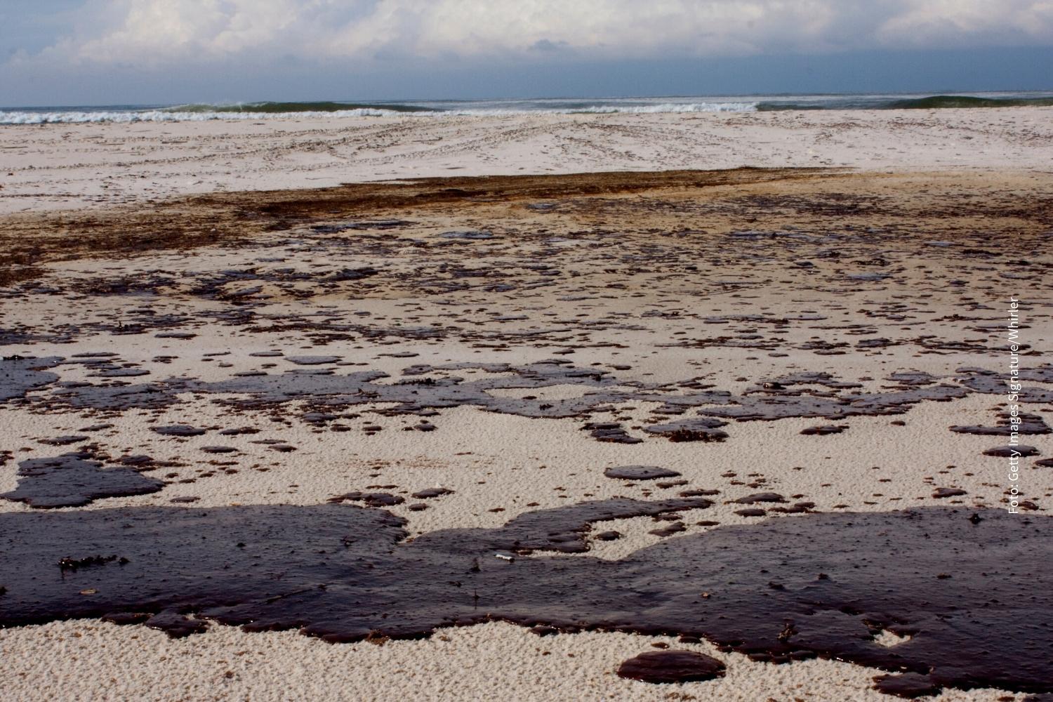 Ausgelaufenes Öl am Strand - Foto: Getty Images Signature/Whirler