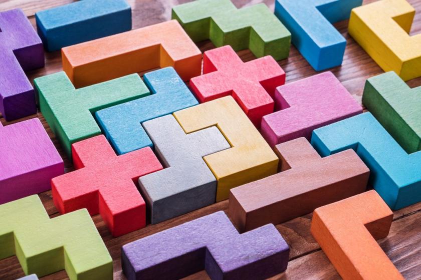 Ein buntes Puzzle aus Bauklötzen