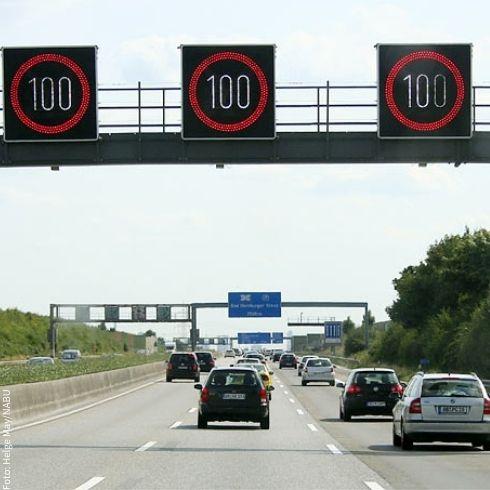 Ein Tempolimit auf Autobahnen - notwendig, um die Emissionen im Verkehrssektor effektiv zu senken.