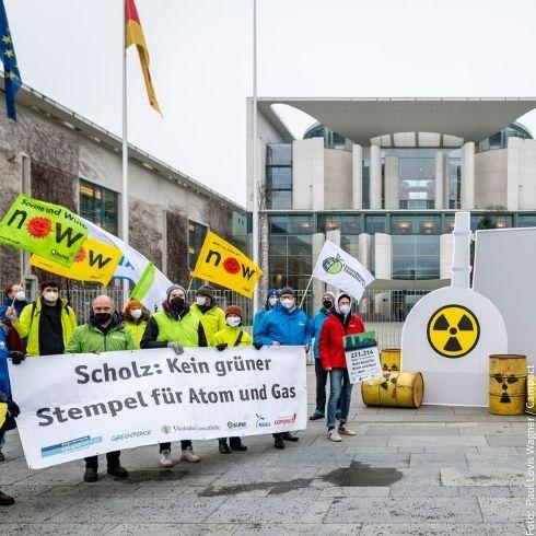Aktion vor dem Kanzleramt: Scholz muss "Nein" sagen zu Atom und Erdgas!